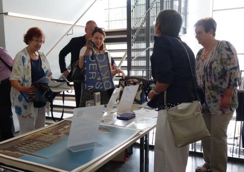 Museumsdirektorin Dr. Jutta Götzmann erwirbt eines der neusten Tachenmodelle