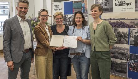 Ministerin Manja Schüler, Museumsdirektor Thomas Steller, Kultur-Fachbereichsleerin Brigit-Katharine Seemann und die Kuratorinnen JudithGranzow und Anja Tack