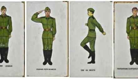 Vier Blechschilder mit salutierenden Soldaten,