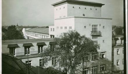 Blick vom Dach des alten Städtischen Krankenhauses nach Norden zum Turm über dem Haupt-eingang. Städtische Lichtbildstelle 1929, Foto: PM, Lizenz: PM