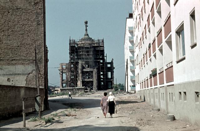 Blick durch die ehem. Burgstraße zur Ruine des Alten Rathauses, um 1962 