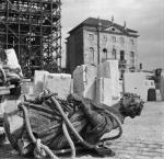 Abnahme Attikafiguren vom Alten Rathaus, 1962