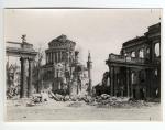 Blick vom Lustgarten auf zerstörte Ringerkolonnade, Stadtschloss und Nikolaikirche, 1946