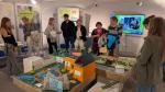 Jugendliche in der Ausstellung