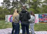 Workshop der Jugendlichen. Sie tragen Kopfhörer.