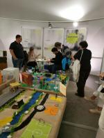 Jugendliche in der Ausstellung