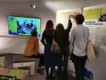 Jugendliche in der Ausstellung