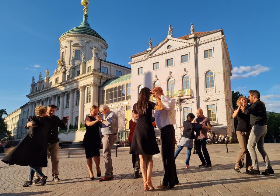 Tango-Flashmob auf dem Alten Markt Tanzende Paare auf dem Alten Markt von Potsdam