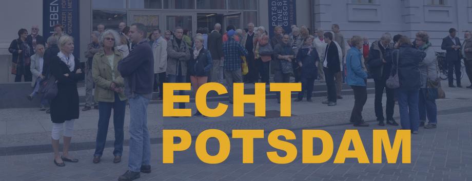Menschen vor dem Museum - Text im Bild: Echt Potsdam