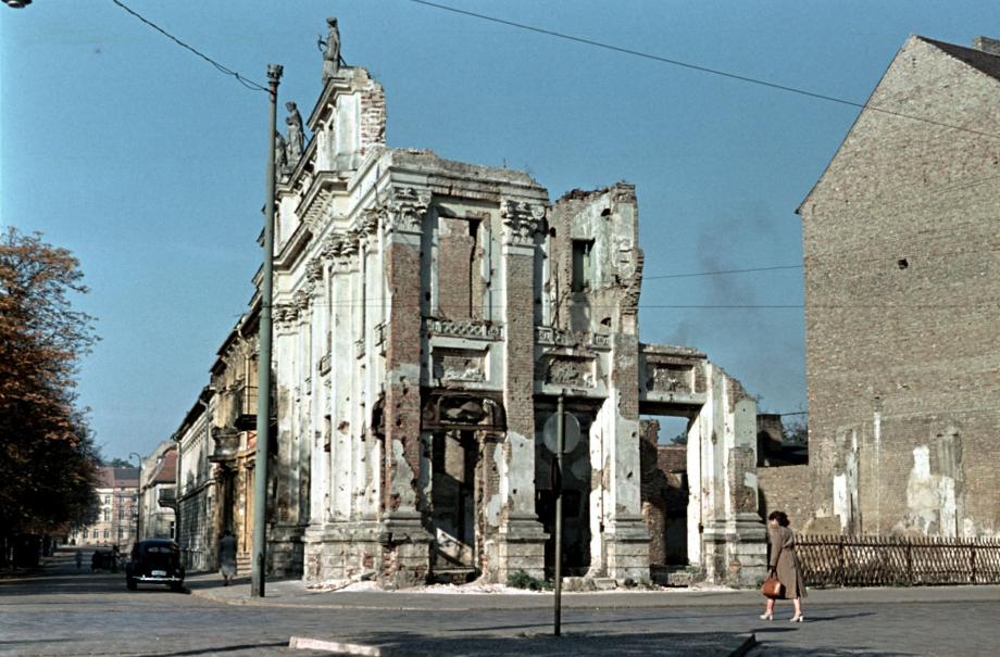 Ruine der Alten Post am Platz der Einheit 1955