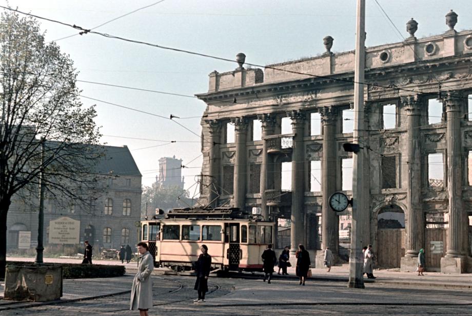 Ruine des Säulenhauses am Platz der Einheit 1955