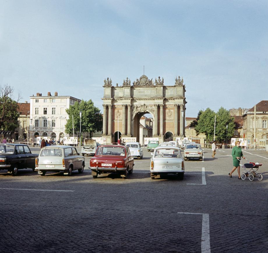 Parkplatz vor dem Brandenburger Tor um 1970