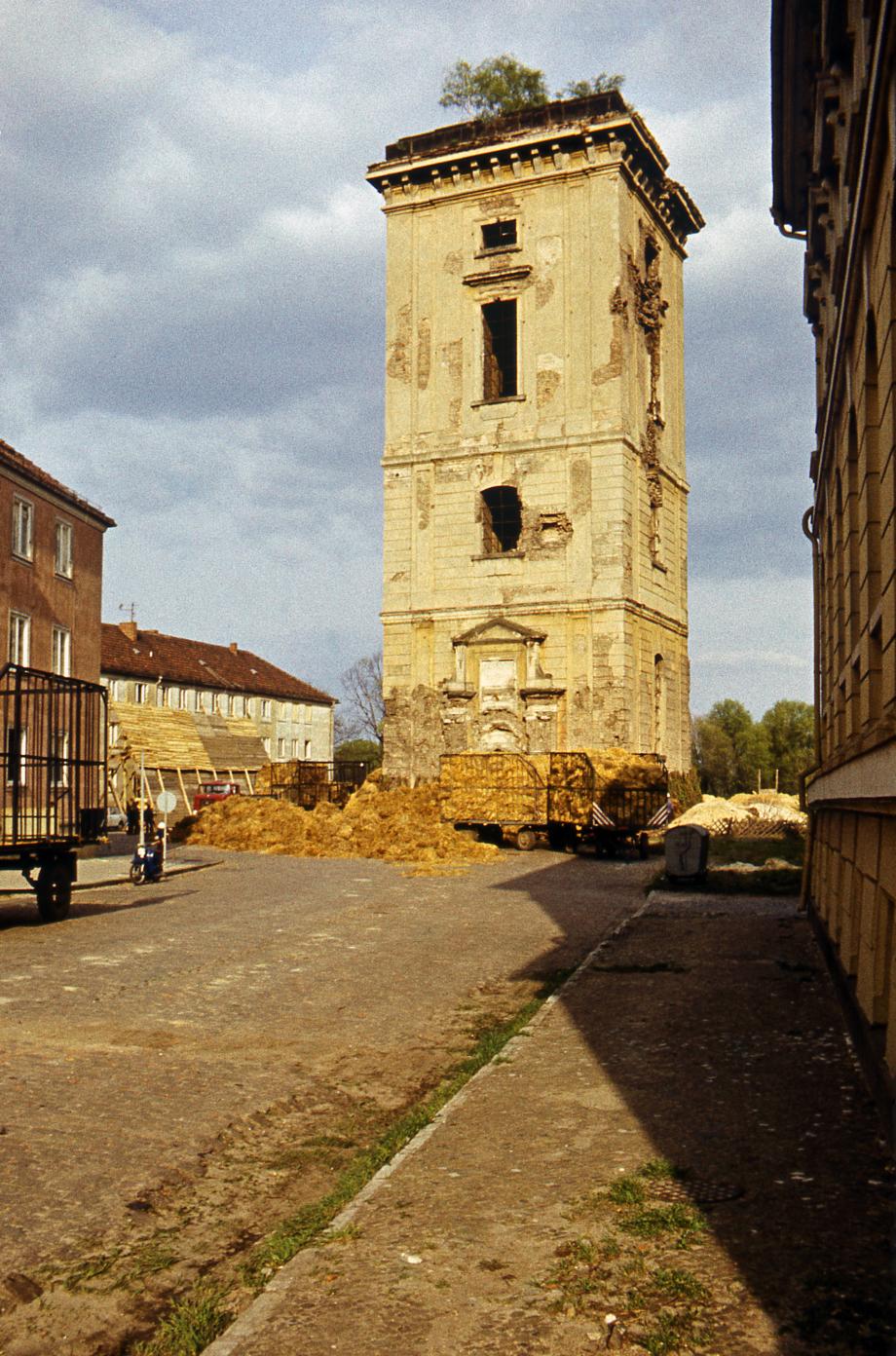 Bereit zur Sprengung: der Turm der Heiliggeistkirche 1974