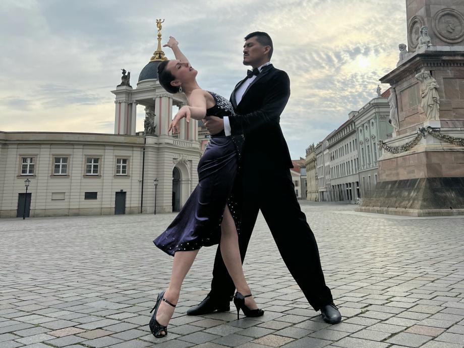 Violeta und Benjamin Galian Ein Paar in Tango-Tanz-Pose auf dem alten Markt