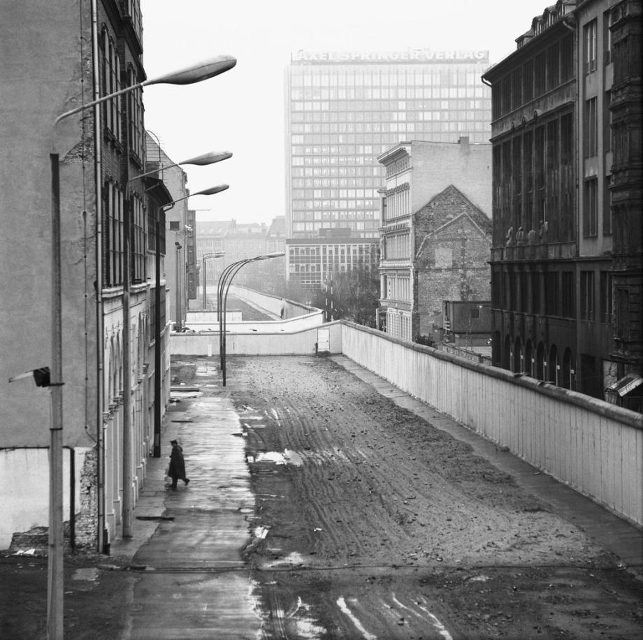 Niederkirchnerstraße, Blick Friedrichst., Checkpoint Charlie, 17.2.1990