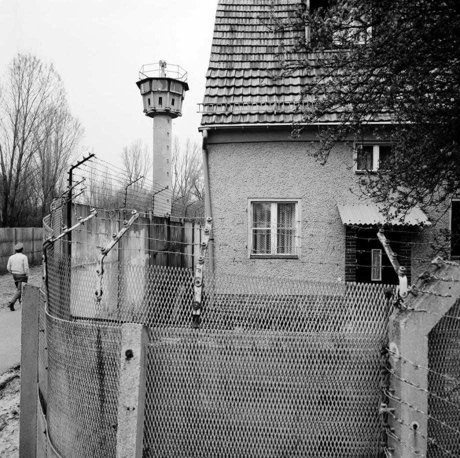Teltow, letztes Haus in der Paul-Gerhardt-Str. am Teltowkanal, 30.3.199