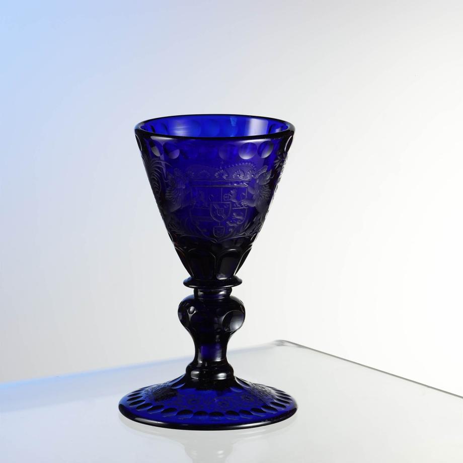 Blauer Trichterpokal mit Wappen und bekröntem Spiegelmonogramm "ARvRA" Johann Kunckel (zugeschrieben), Schnitt: Martin Winter, 1687 - 1688, Potsdam Museum, Blauer Trichterpokal mit Wappen und bekröntem Spiegelmonogramm "ARvRA" Johann Kunckel (zugeschrieben), Schnitt: Martin Winter, 1687 - 1688, Potsdam Museum,