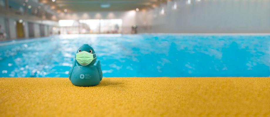 Badeente mit Mundschutz,