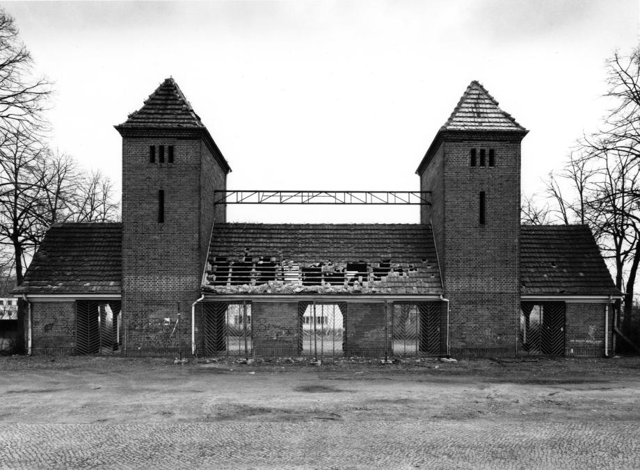 Torgebäude am Potsdamer Luftschiffhafen, 1995 © Potsdam Museum,