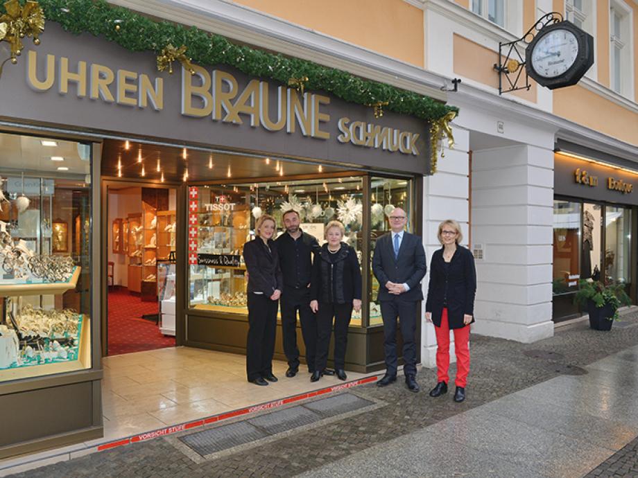 Josefin Großer, Andreas Braune und seine Mutter Christa Braune, Torsten Schmitz sowie Kathleen Lietz vor dem Geschäft in der Brandenburger Straße 44 Josefin Großer, Andreas Braune und seine Mutter Christa Braune, Torsten Schmitz sowie Kathleen Lietz vor dem Geschäft in der Brandenburger Straße 44