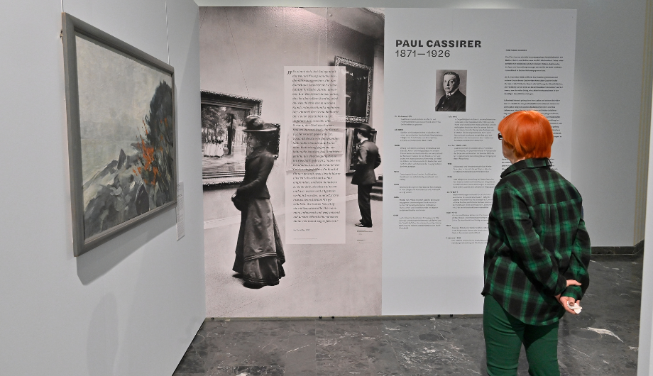 Besuchende in der Ausstellung Theo von Brockhusen