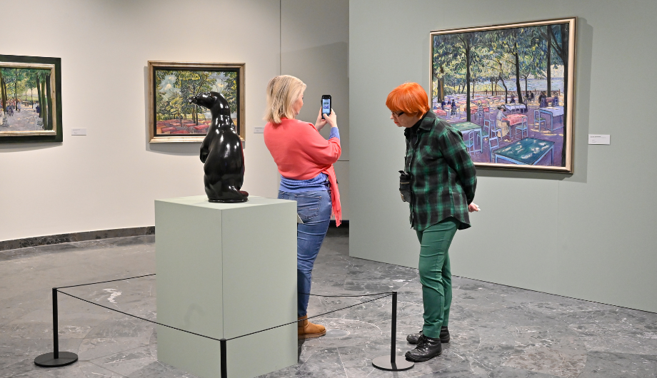 Besuchende in der Ausstellung Theo von Brockhusen