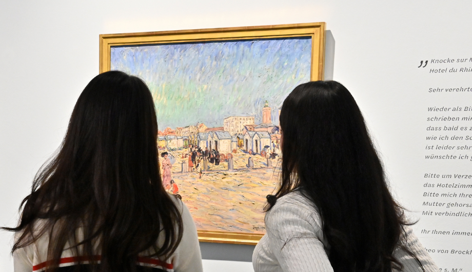 Besuchende in der Ausstellung Theo von Brockhusen