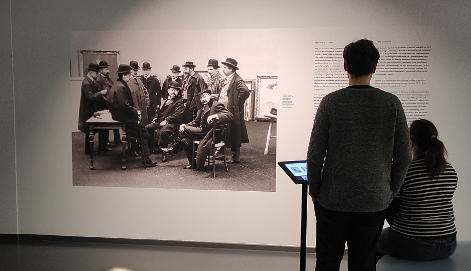 Besuchende in der Ausstellung Theo von Brockhusen