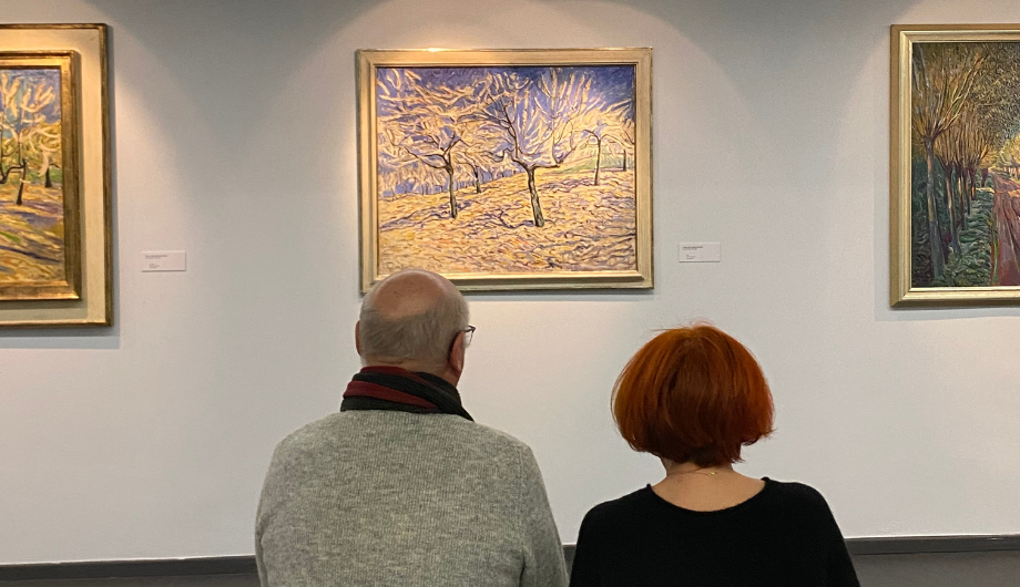 Besuchende in der Ausstellung Theo von Brockhusen