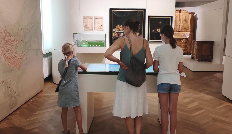 Kinder in der stadtgeschichtl. Ausstellung 