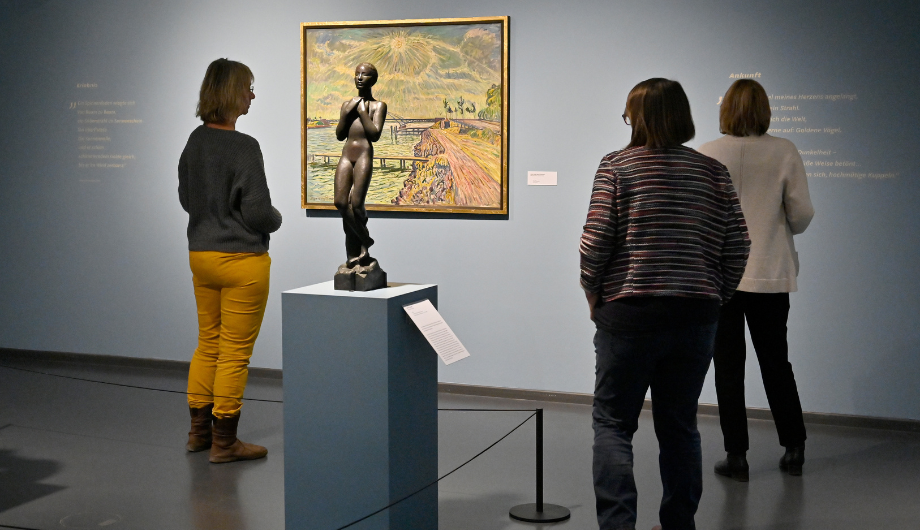 Besuchende in der Ausstellung Theo von Brockhusen