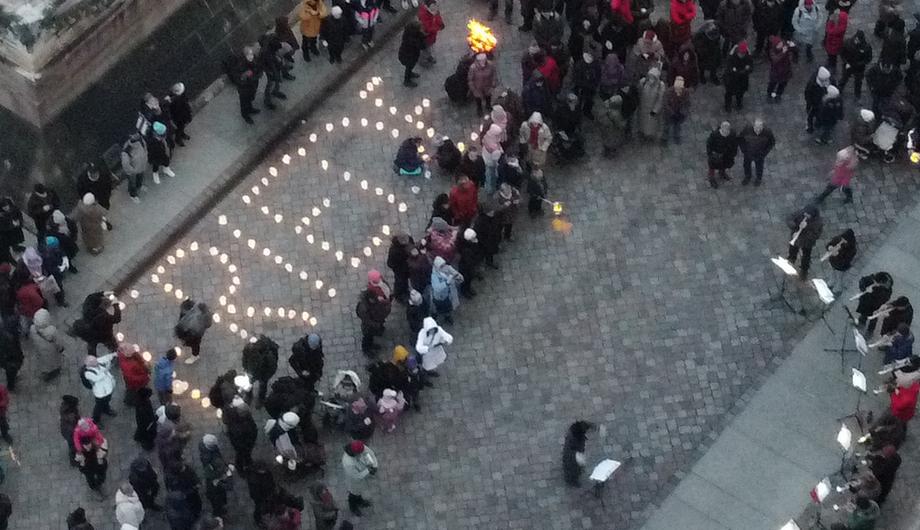 Menschen beim Laternentreffen auf dem Alten Markt