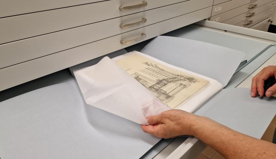 Grafik im offenen Archivschrank im Museumsdepot