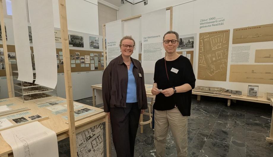 Kuratorinnen in der Ausstellung