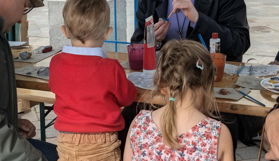 Kinder am Basteltisch
