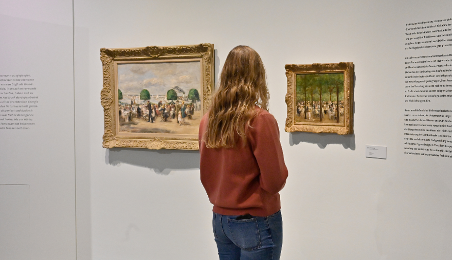 Besuchende in der Ausstellung Theo von Brockhusen