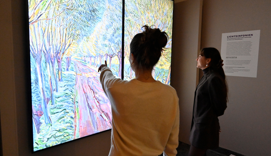 Besuchende in der Ausstellung Theo von Brockhusen