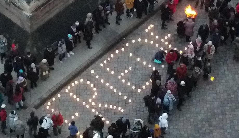 Menschen beim Laternentreffen auf dem Alten Markt