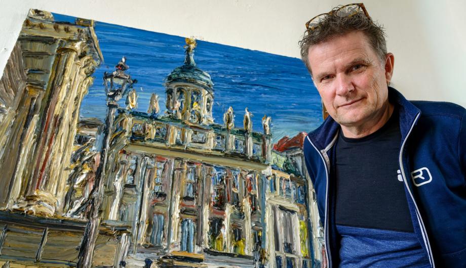 Christopher Lehmpfuhl vorm Bild „Alter Markt im Mittagslicht“, 2026