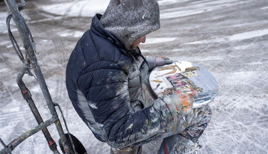 Christopher Lehmpfuhl beim Malen des Bildes „Alter Markt im Winter“, 2026
