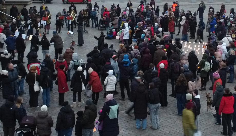 Menschen beim Laternentreffen auf dem Alten Markt