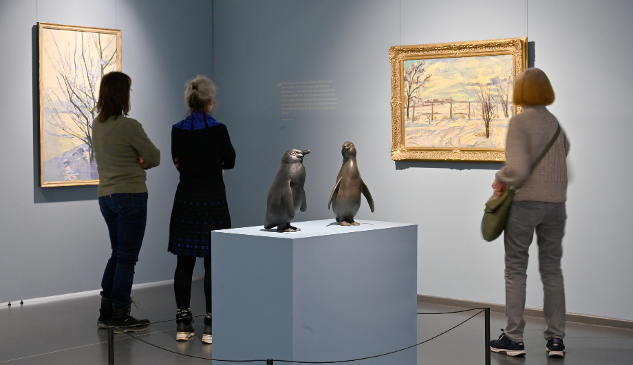 Besuchende in der Ausstellung Theo von Brockhusen