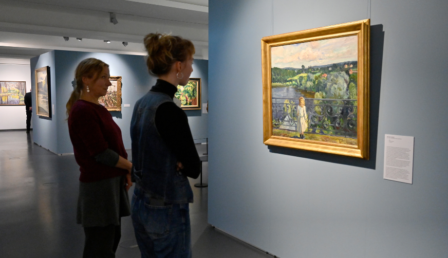 Besuchende in der Ausstellung Theo von Brockhusen