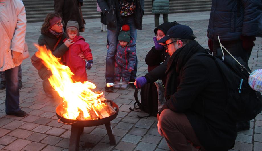 Menschen an der Feuerschale beim Laternentreffen
