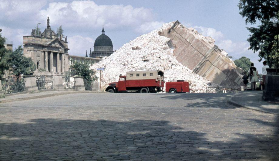 Trümmerhaufen nach der finalen Sprengung der Garnisonkirche, Ende Juni 1968