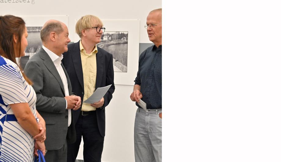 Besuch des damaligen Bundeskanzlers Olaf Schloz und  Ministerin Manja Schüle in der Ausstellung "Entlang der Mauer, 2023
