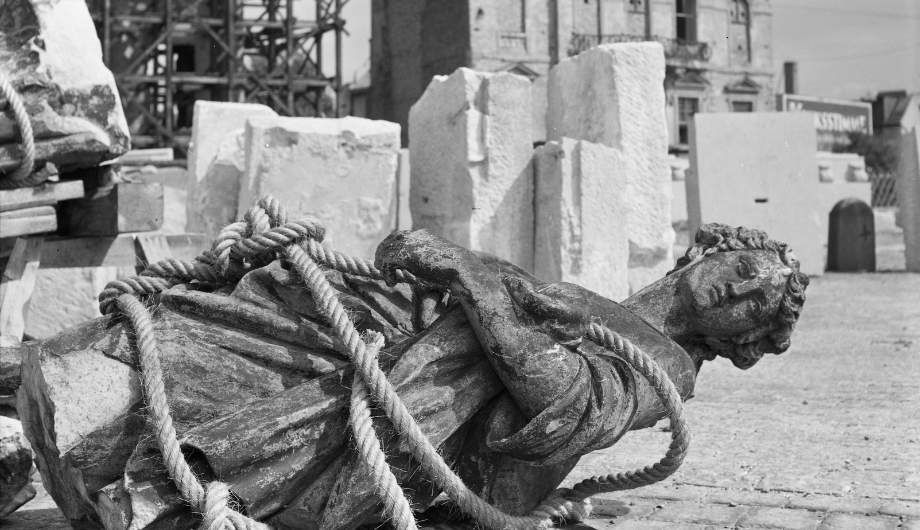 Farbfot von der Abnahme Attikafiguren vom Alten Rathaus, 1962,