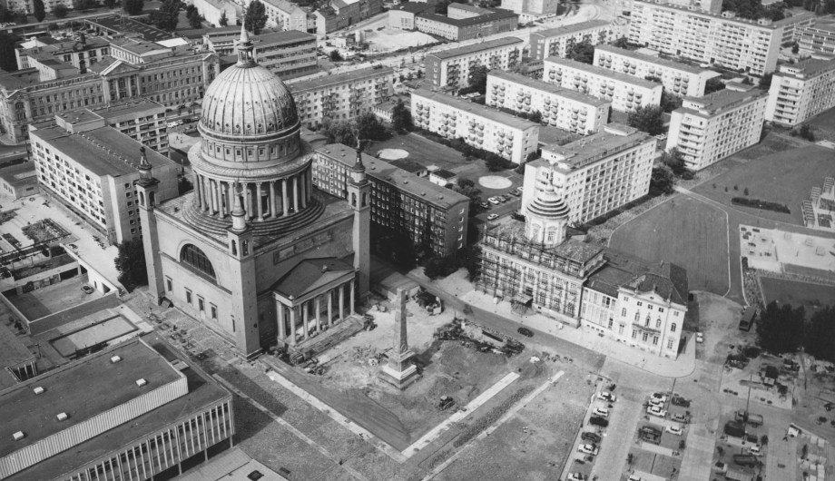 Foto: Alter Markt mit Nikolaikirche und dem neuen „Zentrum Potsdam-Süd“, 1975 