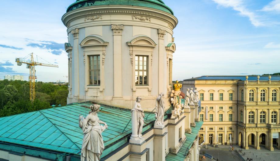 Altes Rathaus mit Skulpturen-Ansicht aufgenommen von einer Drohnenkamera