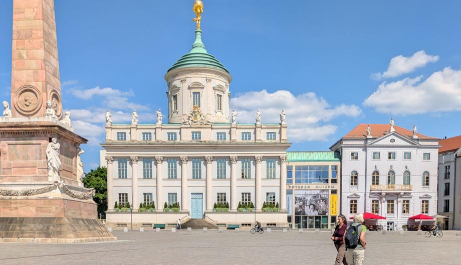 Ansicht des Museumsgebäudes am Alten Markt mit Obelisk